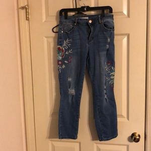 Distressed jeans with embroidery details